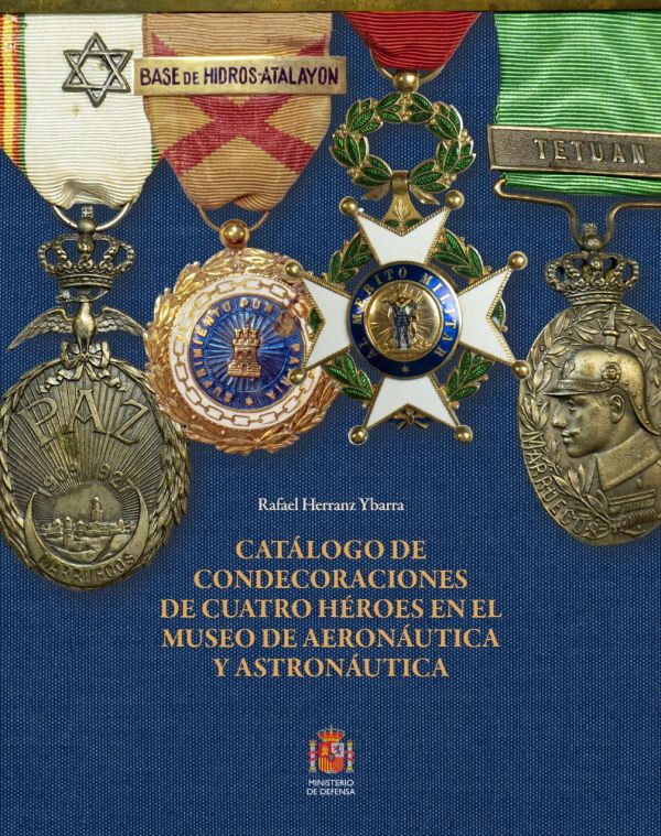 Catálogo de condecoraciones de cuatro héroes en el Museo de Aeronáutica y Astronáutica